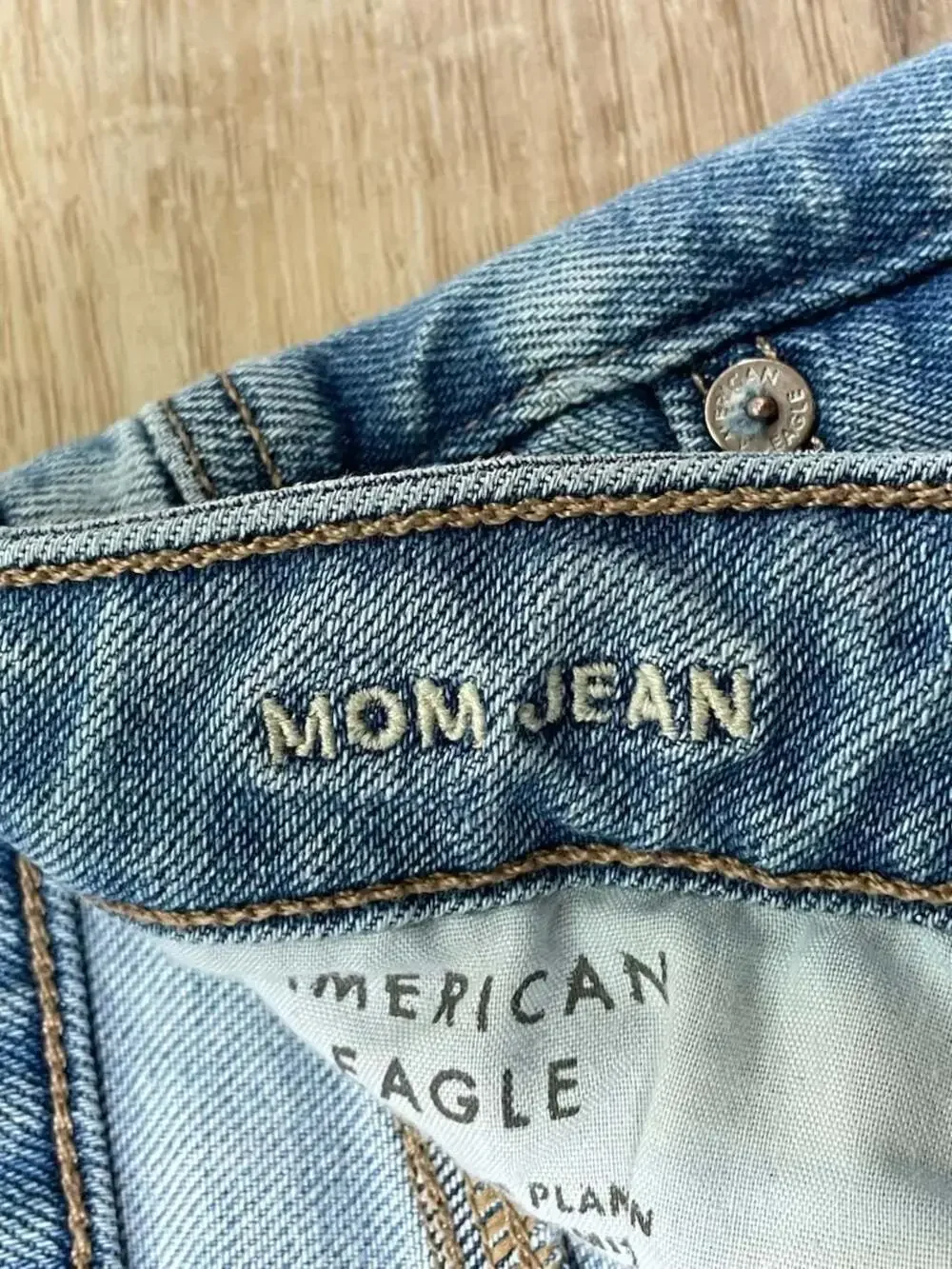 American Eagle Mom Jeans Womens 6 Long Light Wash Distressed Stretch High Rise